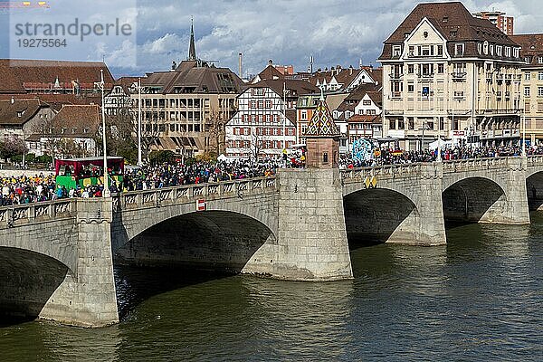 Basel  Schweiz  11. März 2019: Verkleidete Menschen beim traditionellen Fasnachtsumzug auf der Mittleren Brücke  Europa