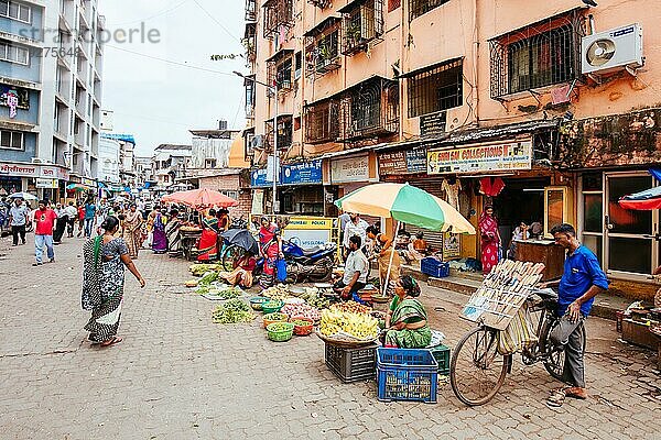 Frisches Obst und Gemüse an Marktständen auf dem Colaba Causeway Market in Mumbai  Mumbai  Indien  Asien