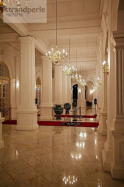 Das berühmte Innere und die Anlage des historischen Raffles Hotels an einem warmen Abend  Singapur  Singapur  Asien