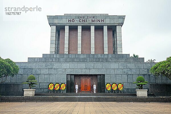 HANOI  VIETNAM  19. SEPTEMBER 2018: Ehrengarde am Ho Chi Minh Mausoleum auf dem Ba Dinh Platz in Hanoi  Vietnam  Asien