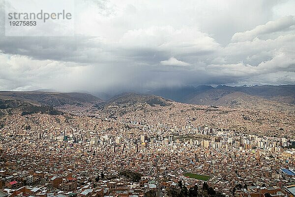 La Paz  Bolivien  24. Oktober 2015: Luftaufnahme der Stadt an einem bewölkten Tag  Südamerika