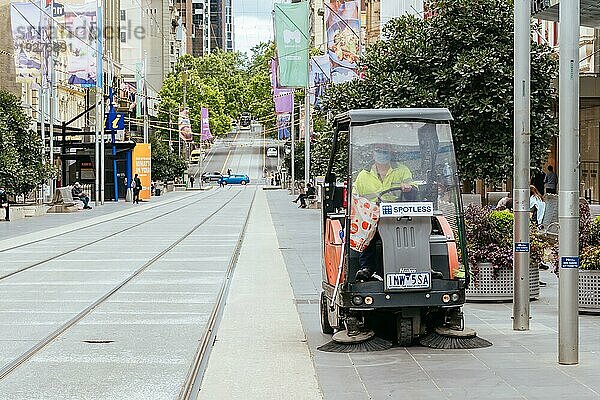 Melbourne  Australien  27. Oktober 2020: Das Stadtleben in der Bourke Street beginnt sich mit der Straßenreinigung zu normalisieren  da die Sperrung während der Coronaviruspandemie und der damit verbundenen Sperrung beendet ist  Ozeanien