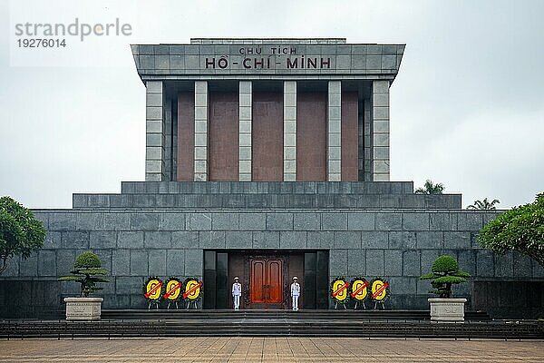 HANOI  VIETNAM  19. SEPTEMBER 2018: Ehrengarde am Ho Chi Minh Mausoleum auf dem Ba Dinh Platz in Hanoi  Vietnam  Asien