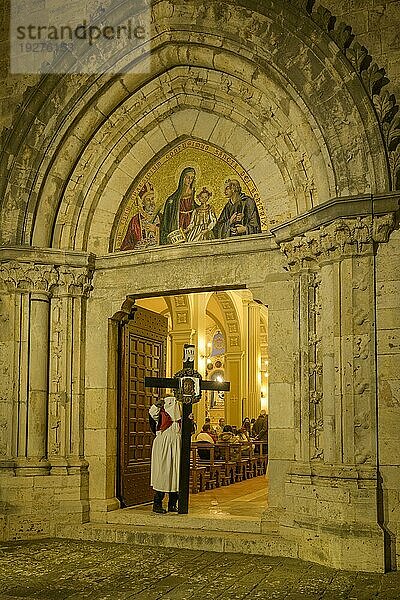 Karfreitagsprozession bei der Kirche San Leonardo  San Casciano dei Bagni  Provinz Siena  Italien  Europa