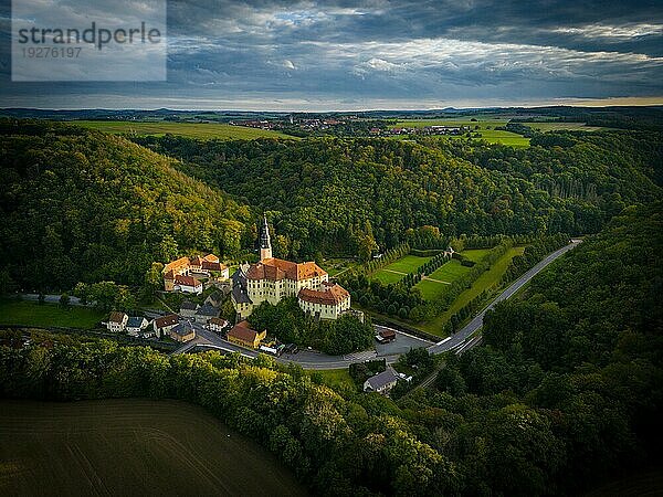 Schloss Weesenstein erhebt sich auf einem Felsvorsprung aus Knotenglimmerschiefer mit Quarziteinlagerungen über dem Tal der Müglitz etwa 3 km südlich von Dohna im Ortsteil Weesenstein der Gemeinde Müglitztal