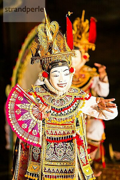 UBUD  BALI  INDONESIEN  SEP 5  2014: Eine traditionelle balinesische Show im Zentrum von Ubud  Bali  Indonesien  Asien