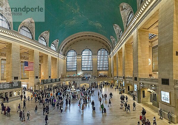 New York  Vereinigte Staaten von Amerika  20. November 2016: Innenansicht der Haupthalle der Grand Central Terminal Station mit vielen Menschen  Nordamerika