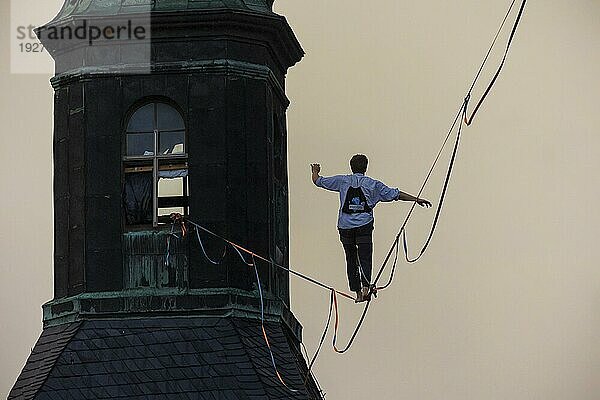 Highline- und Familienfest in Hohnstein Über den Dächern Hohnsteins und zwischen Sandsteinfelsen sind Highlines gespannt  über welche wagemutige Extremsportler balancieren. Ruben Langer beeindruckt mit Kunststücken auf einer Highline vom Kirchturm zur Burg Hohnstein