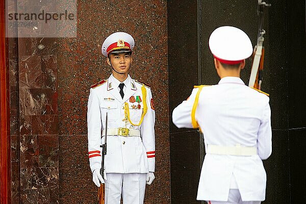 HANOI  VIETNAM  19. SEPTEMBER 2018: Ehrengarde am Ho Chi Minh Mausoleum auf dem Ba Dinh Platz in Hanoi  Vietnam  Asien