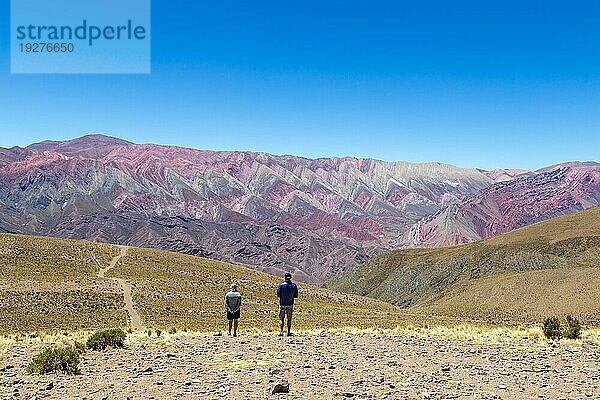 Menschen bewundern den Berg der vierzehn Farben im Nordwesten von  Humahuaca  Argentinien  Südamerika