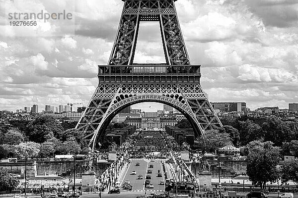 Paris  Frankreich  12. Mai 2017: Blick auf den berühmten Eiffelturm in schwarzweiß  Europa