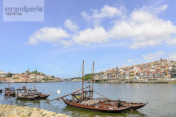 Die Stadt Porto von Vila Nova de Gaia aus gesehen mit den traditionellen Booten mit Weinfässern  Porto  Porto  Portugal  Europa