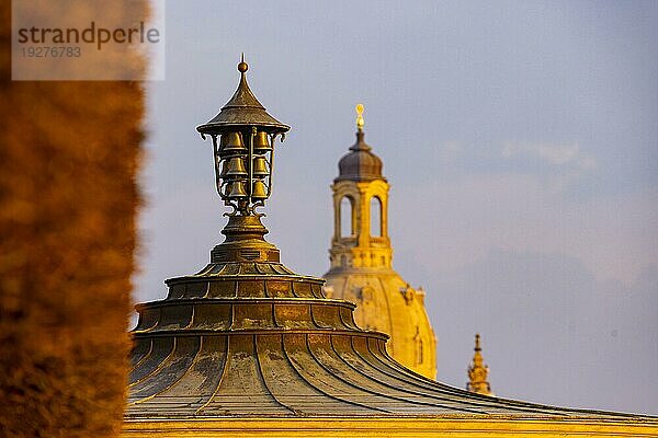 Neustädter Elbufer am Abend mit Blick auf die Altstadt über den Glockenspielpavillon und die Frauenkirche