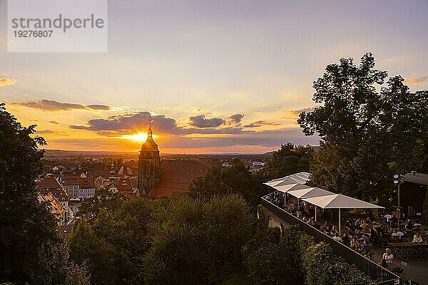 Blick von der Festung Sonnenstein mit dem Burggarten über die Stadtkirche St. Marien  über die Altstadt von Pirna an einem Sommerabend