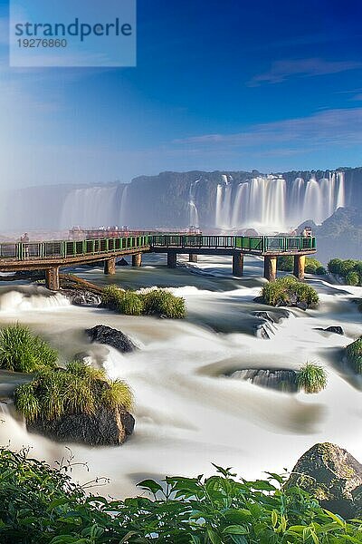 Blick auf die weltberühmten Iguazu Cataratas Fälle mit Felsen  Foz do Iguacu  Brasilien  Südamerika