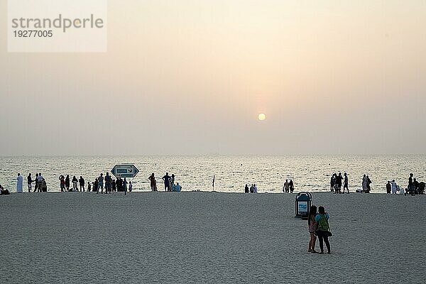 Dubai  Vereinigte Arabische Emirate  20. Juli 2018: Menschenmassen am Jumeirah Public Beach an einem Freitagabend bei Sonnenuntergang  Asien