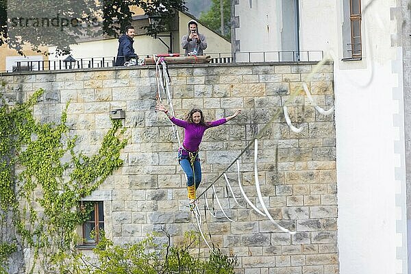 Highline- und Familienfest in Hohnstein Über den Dächern Hohnsteins und zwischen Sandsteinfelsen sind Highlines gespannt  über welche wagemutige Extremsportler balancieren