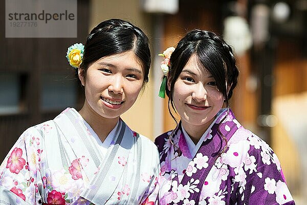 Junge Frau in einem Kimono in den Straßen von Kyoto an einem warmen Frühlingstag  Kyoto  Japan  Asien