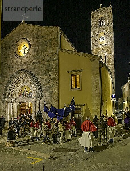 Karfreitagsprozession bei der Kirche San Leonardo  San Casciano dei Bagni  Provinz Siena  Italien  Europa