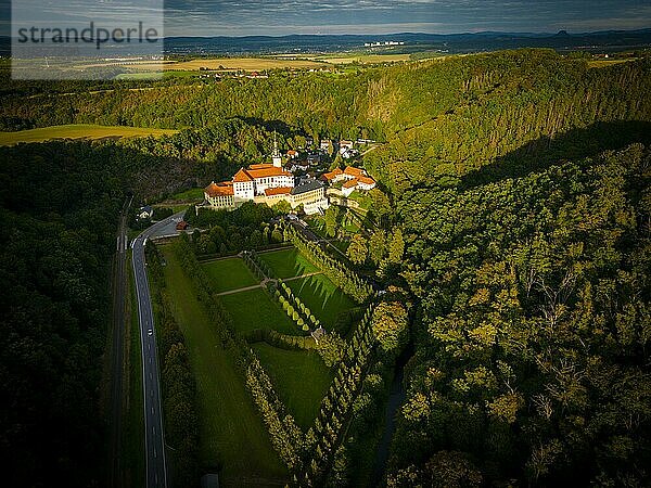 Schloss Weesenstein erhebt sich auf einem Felsvorsprung aus Knotenglimmerschiefer mit Quarziteinlagerungen über dem Tal der Müglitz etwa 3 km südlich von Dohna im Ortsteil Weesenstein der Gemeinde Müglitztal