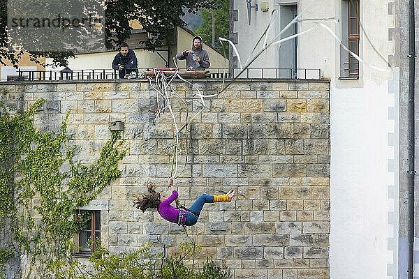 Highline- und Familienfest in Hohnstein Über den Dächern Hohnsteins und zwischen Sandsteinfelsen sind Highlines gespannt  über welche wagemutige Extremsportler balancieren