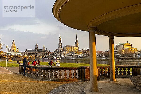 Neustädter Elbufer am Abend mit Blick auf die Altstadt über den Glockenspielpavillon und die Frauenkirche