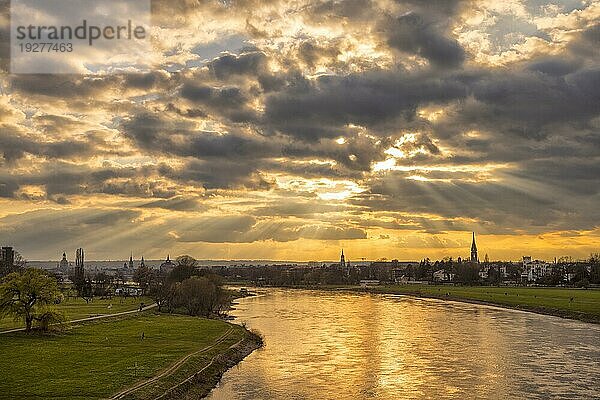 Blick von der Waldschlösschenbrücke über die Elbe auf Dresdens Altstadt