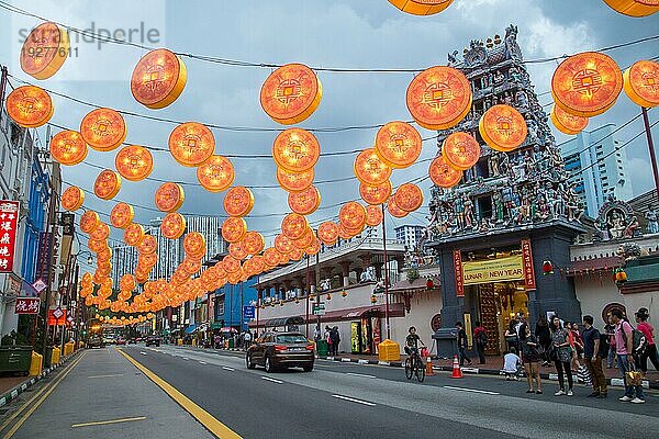 Singapur  2. Februar 2015: Menschen auf einer für das bevorstehende chinesische Neujahrsfest geschmückten Straße  Asien