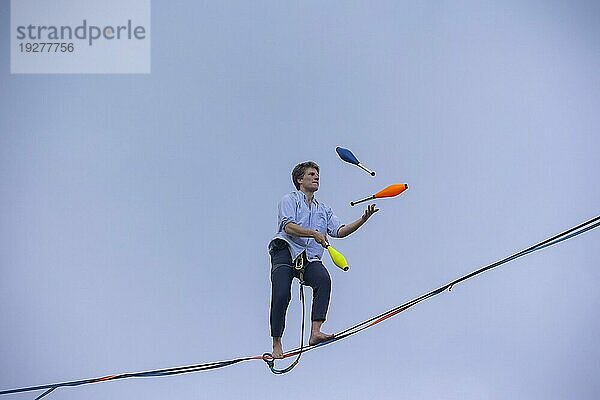 Highline- und Familienfest in Hohnstein Über den Dächern Hohnsteins und zwischen Sandsteinfelsen sind Highlines gespannt  über welche wagemutige Extremsportler balancieren. Ruben Langer beeindruckt mit Kunststücken auf einer Highline vom Kirchturm zur Burg Hohnstein