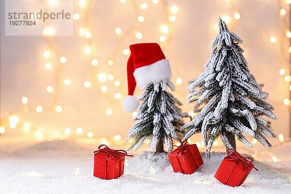 Weihnachten oder Neujahr Grußkarte Vorlage  rote Weihnachtsmannmütze Urlaub Baum auf Schnee mit Bokeh Lichter