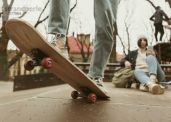 Mann Frau verbringt Zeit zusammen im Freien beim Skateboardfahren