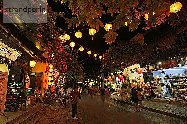 HOI AN  VIETNAM  21. SEPTEMBER 2018: Traditionelle Gebäude bei Nacht mit Laternen in der UNESCO Kulturerbestadt Hoi An in der Provinz Quang Nam in Vietnam