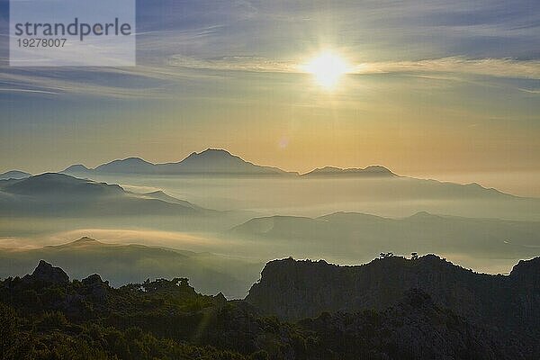 Morgendämmerung  Nebelschwaden zwischen Bergketten  Morgennebel  Sonne als Stern  Gegenlicht  Zwischen Pachia Ammos und Ierapetra  Provinz Lassithi  Kreta  Griechenland  Europa