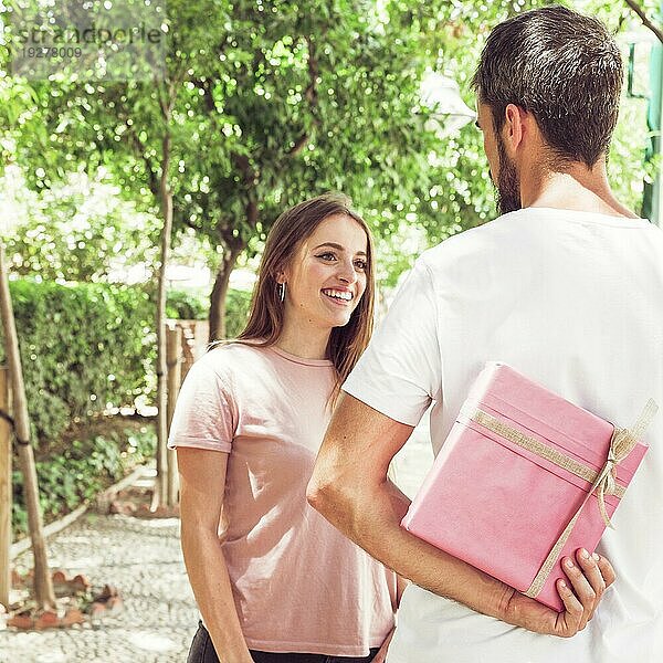 Mann versteckt Valentinsgeschenk vor seiner glücklichen Freundin