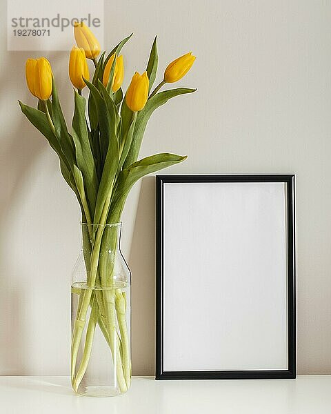 Vorderansicht Blumenstrauß Tulpen Vase mit leerem Rahmen