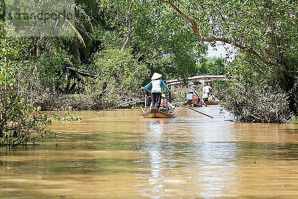 Flussfahrt auf dem Mekongdelta in Ruderbooten an einem heißen Sommertag