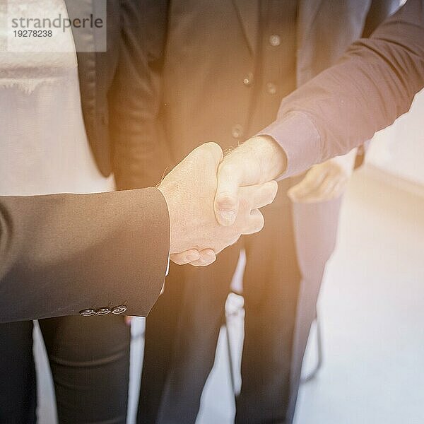 Overhead Ansicht zwei Geschäftsleute schütteln Hände zusammen