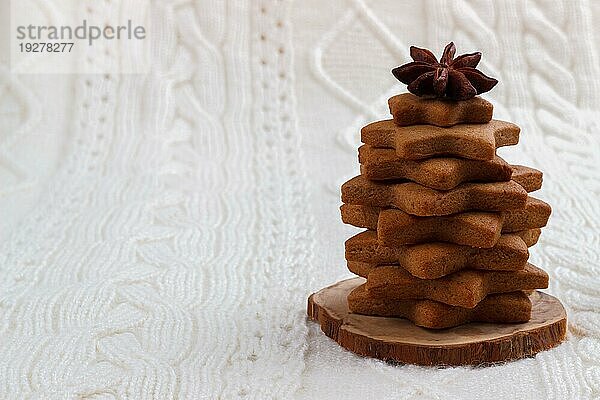 Hausgemachte Weihnachtsplätzchen auf weißem gestrickten Hintergrund  Kopierraum