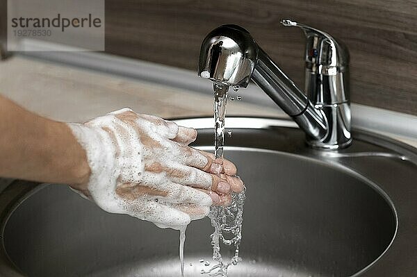 Seitenansicht Frau wäscht Hände Waschbecken