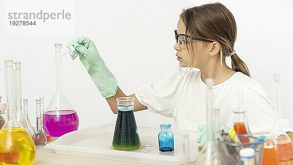 Seitenansicht Mädchen bei chemischen Experimenten