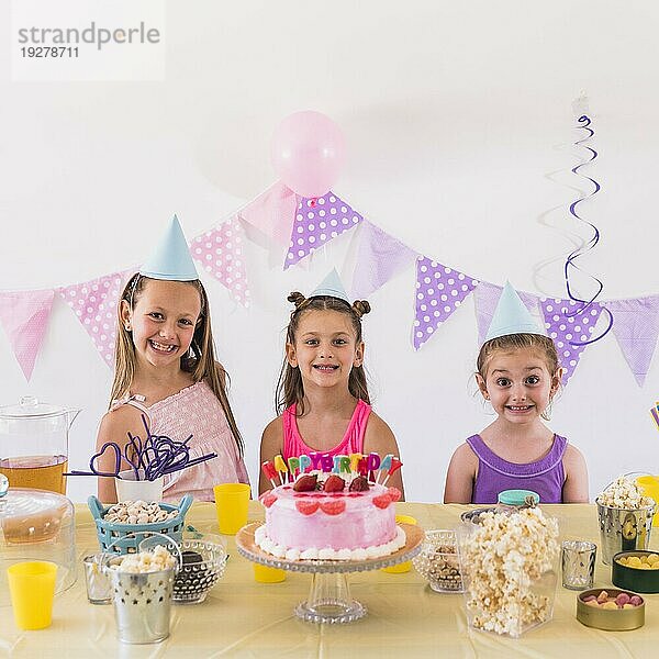Porträt lächelnd Kinder tragen Partei Hut feiern Geburtstagsparty