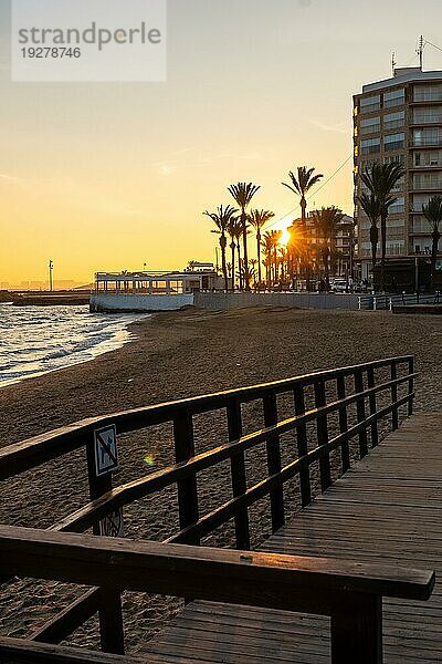 Sonnenuntergang am Playa del Cura in der Küstenstadt Torrevieja  Alicante  Valencianische Gemeinschaft. Spanien  Mittelmeer an der Costa Blanca