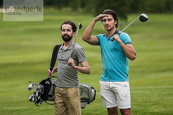 Frontansicht erwachsene Freunde beim Golfspielen
