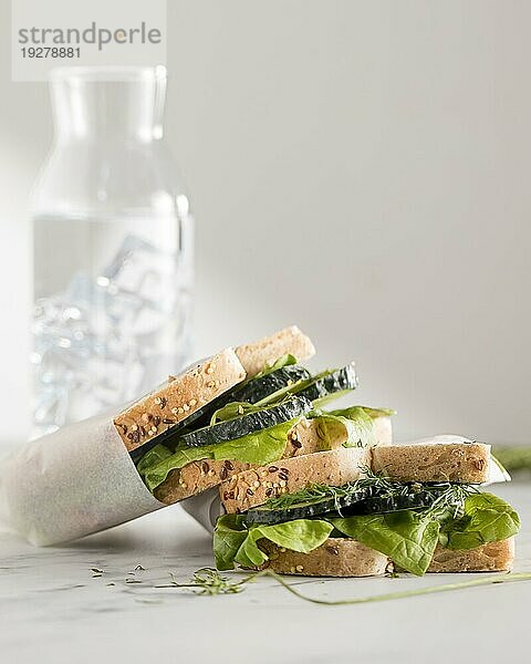 Vorderansicht Sandwiches mit Grünzeug und Gurke