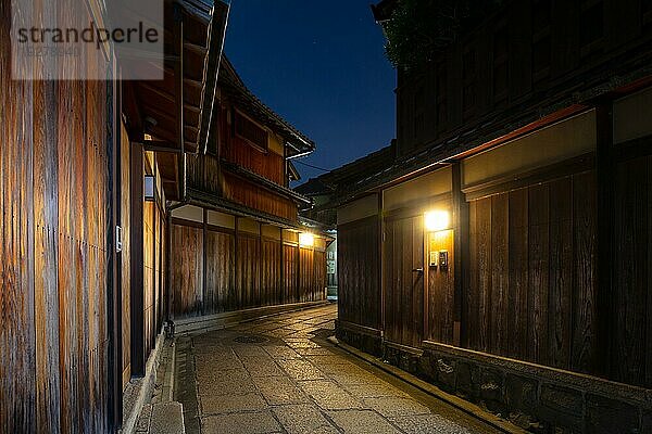 Schönes traditionelles Straßenbild in der Abenddämmerung im Bezirk Higashiyama in Kyoto  Japan  Asien