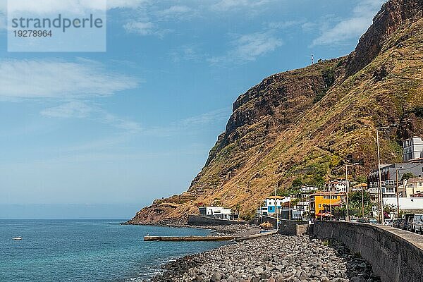 Steinstrand in Paul do Mar im Osten von Madeira. Portugal
