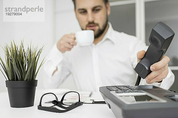 Geschäftsmann genießt Kaffee im Büro