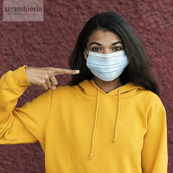 Afroamerikanische Frau mit medizinischer Maske