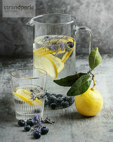 Gesundes Limonadenglas Arrangement