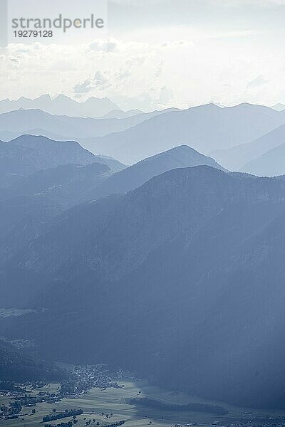 Abendstimmung  Silhouetten  Dramatische Berglandschaft  Tirol  Österreich  Europa